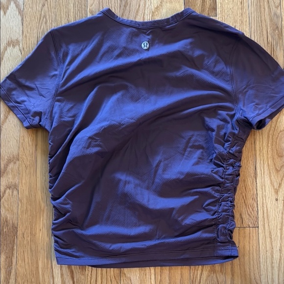 Lululemon sz 2 Women's ruched plum Purple Top great pre owned condition - Picture 2 of 3